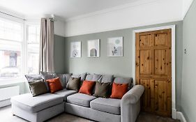 Merton House - Entire Modern City Centre Home